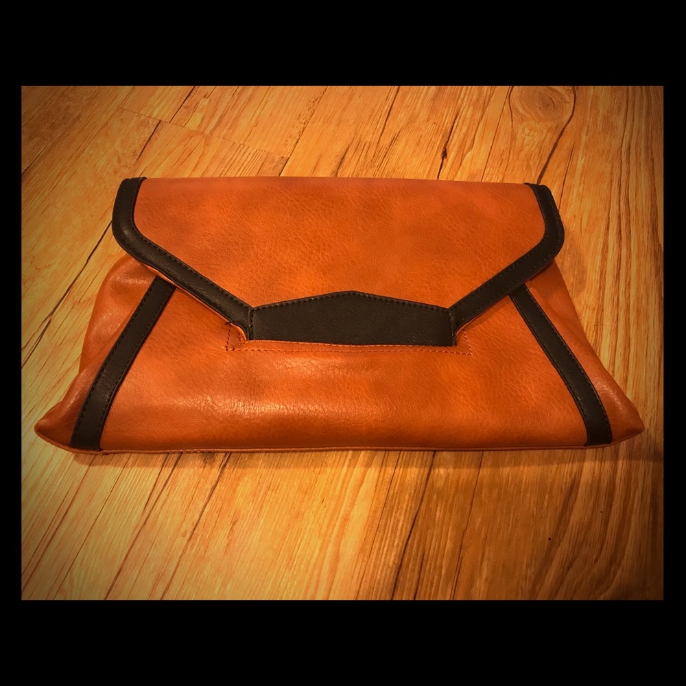 Versona Clutch NWT